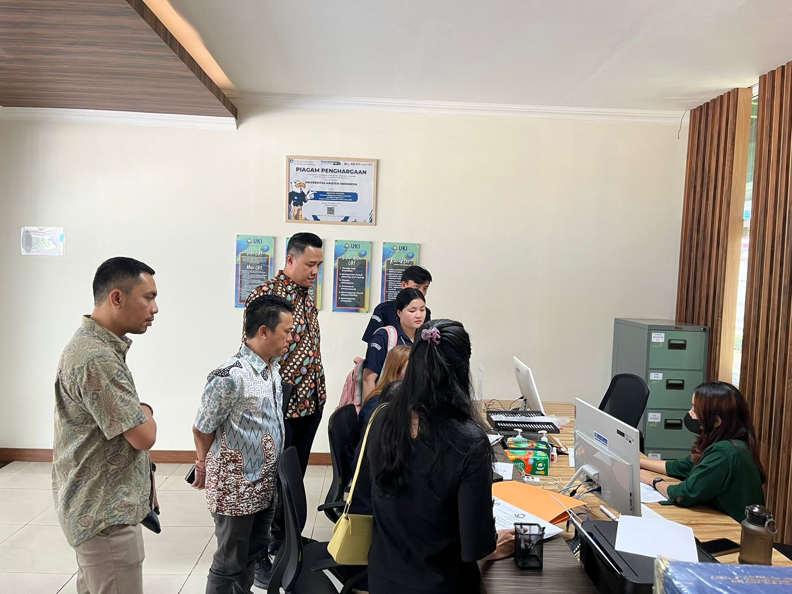 Ketua, Anggota, Dan Staf Saat Melakukan Pengawasan Verifikasi Faktual Ijazah Salah Satu Bakal Calon Wakil Bupati Minahasa Utara, Bertempat Di UKI (Universitas Kristen Indonesia), Selasa (03/09/2024)