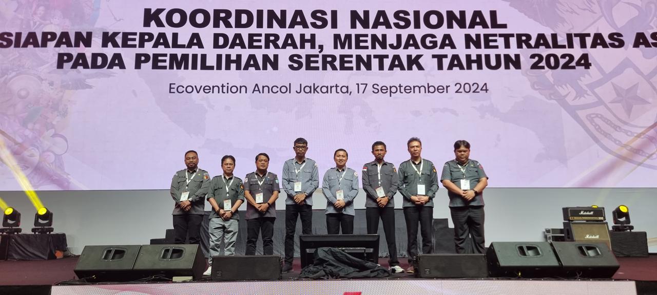 Kordiv Dan Korsek Bawaslu Minut Saat Foto Bersama DenganSalah Satu Anggota Bawaslu Provinsi Sulut 