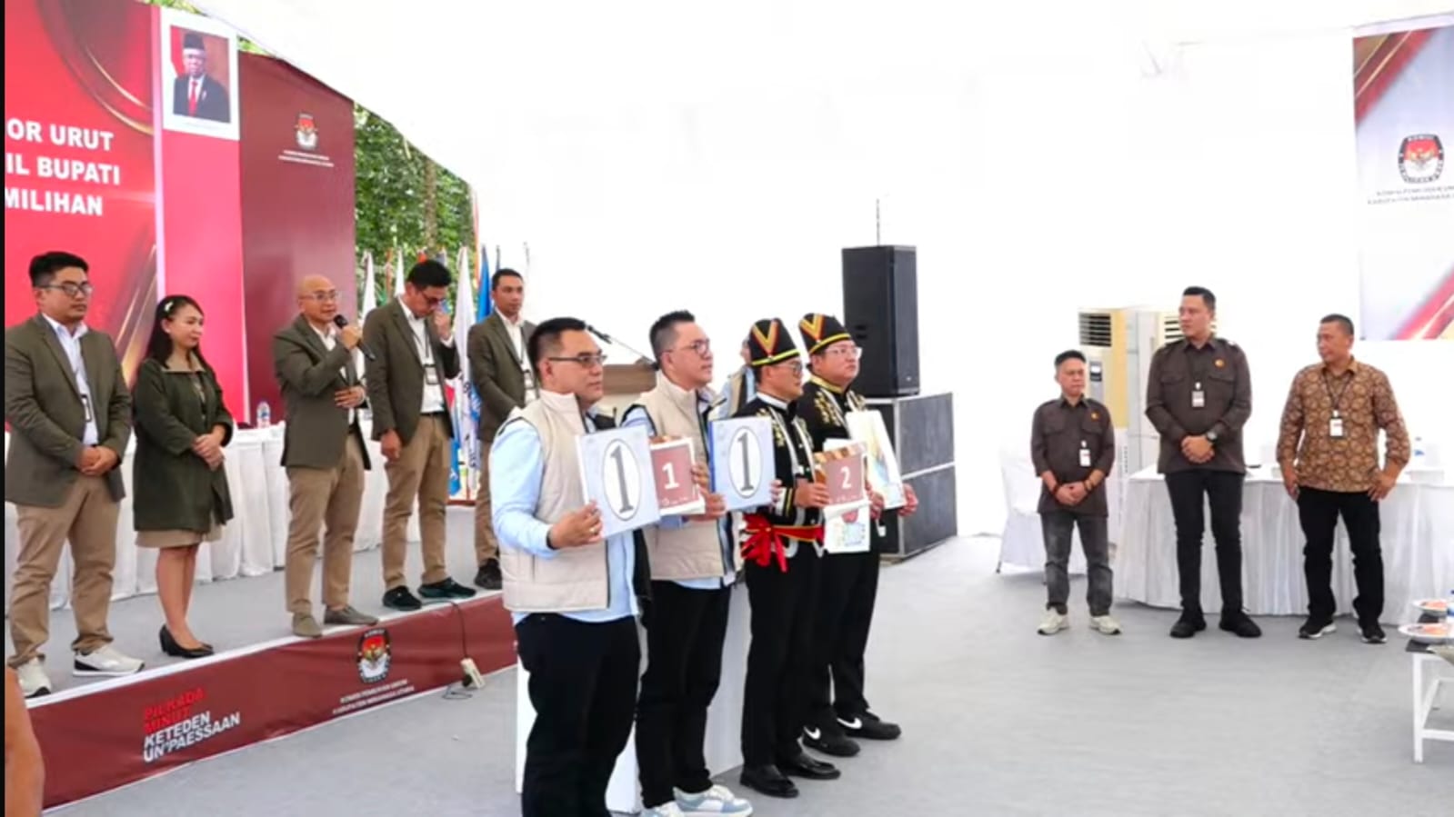 Ketua Dan Anggota Bawaslu Minahasa Utara Saat Menghadiri rapat pleno terbuka pengundian dan penetapan nomor urut pasangan calon Bupati dan Wakil Bupati Minahasa Utara  pada Pemilihan Kepala Daerah (Pilkada) Serentak Tahun 2024