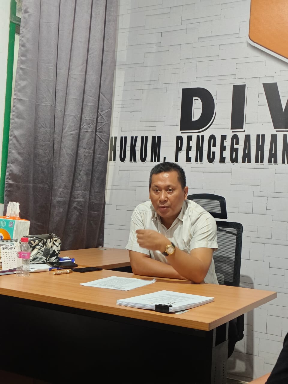 Foto: Kordiv HP2H Simon Awuy, saat memberikan arahan ke Jajaran Pengawas Kecamatan 