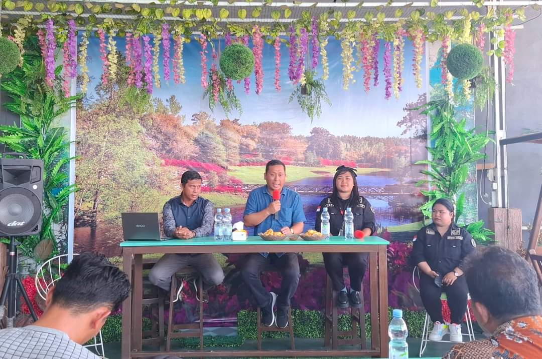 Foto: Simon Awuy Kordiv HP2H Saat Membuka Acara Sosialisasi Pengawasan Partisipatif