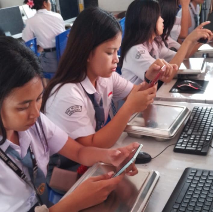 Foto Peserta Mengikuti Pre Test P2P Daring 2025 di Minahasa Utara