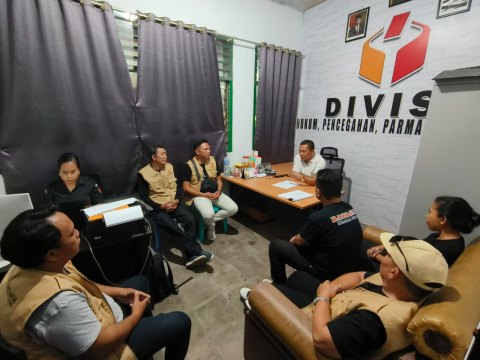 Foto: Kordiv HP2H Simon Awuy, saat memberikan arahan ke Jajaran Pengawas Kecamatan 