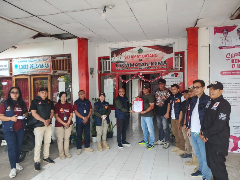 Foto: Staf Bawaslu Minut saat melakukan pengawasan penyerahan data meninggal Di Kantor Kecamatan 