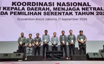 Kordiv Dan Korsek Bawaslu Minut Saat Foto Bersama DenganSalah Satu Anggota Bawaslu Provinsi Sulut 